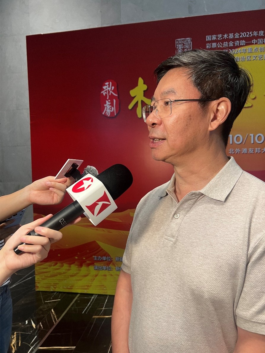 新疆藝術劇院黨委副書記、木卡姆藝術團黨委書記接受採訪。人民網記者 葛俊俊攝