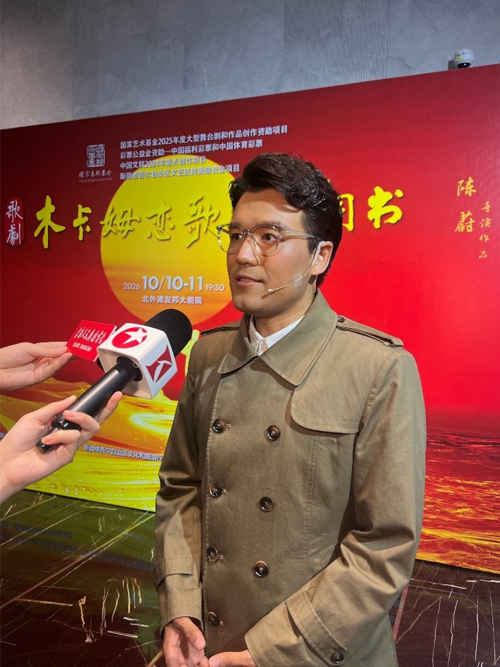 萬桐書的飾演者王少輝接受採訪。人民網記者 葛俊俊攝