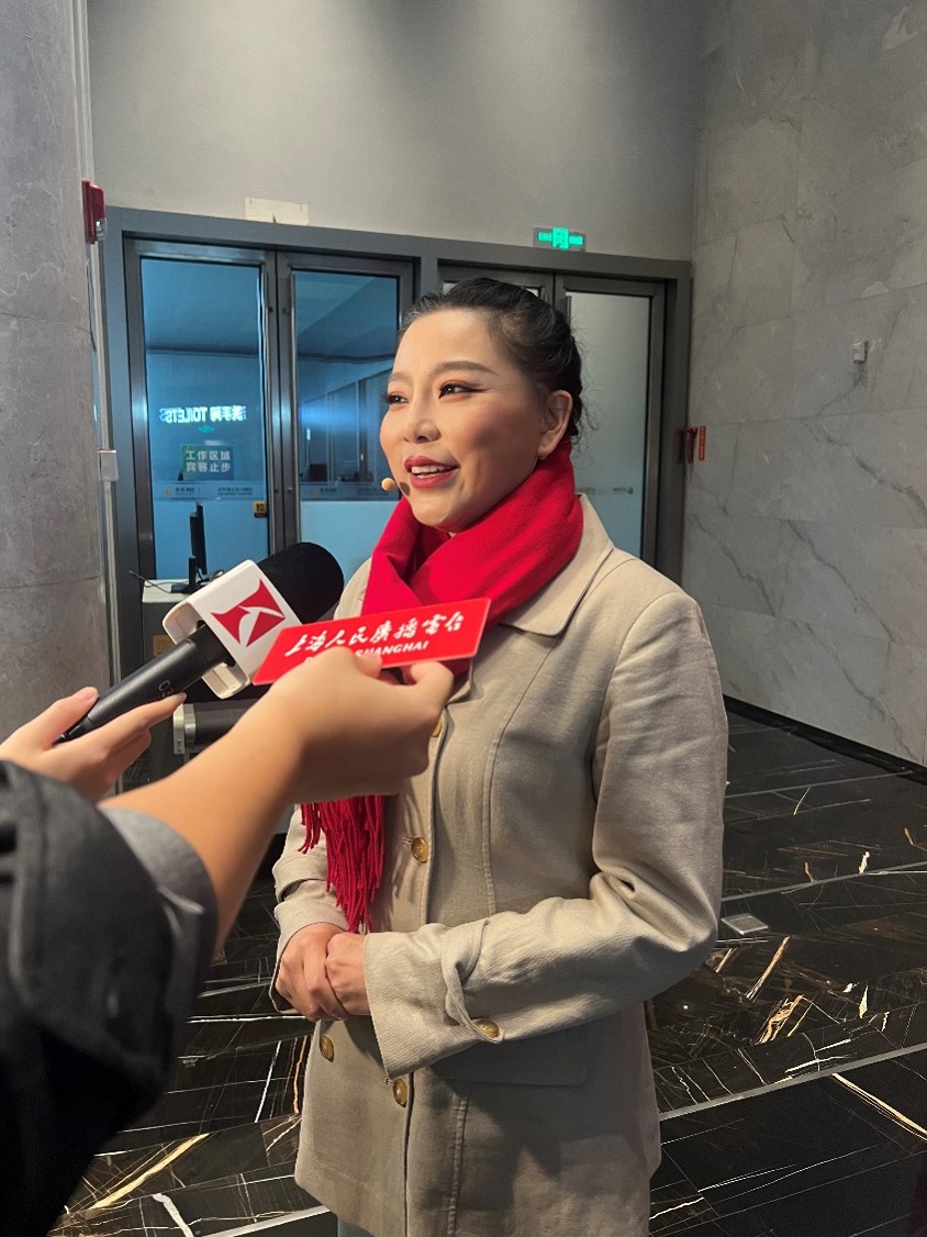 連曉梅的飾演者賈倩倩接受採訪。人民網記者 葛俊俊攝