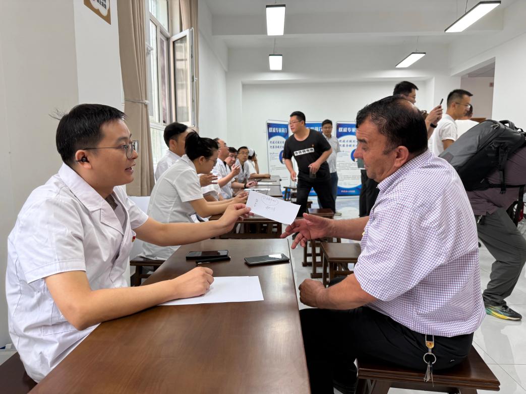 厉志参与义诊。受访者供图