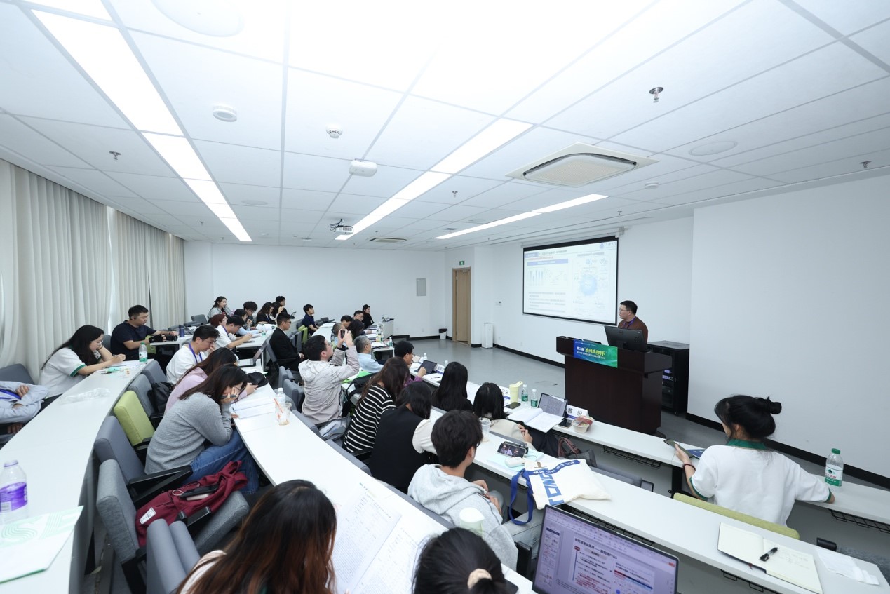 各参赛团队依次进行项目汇报。