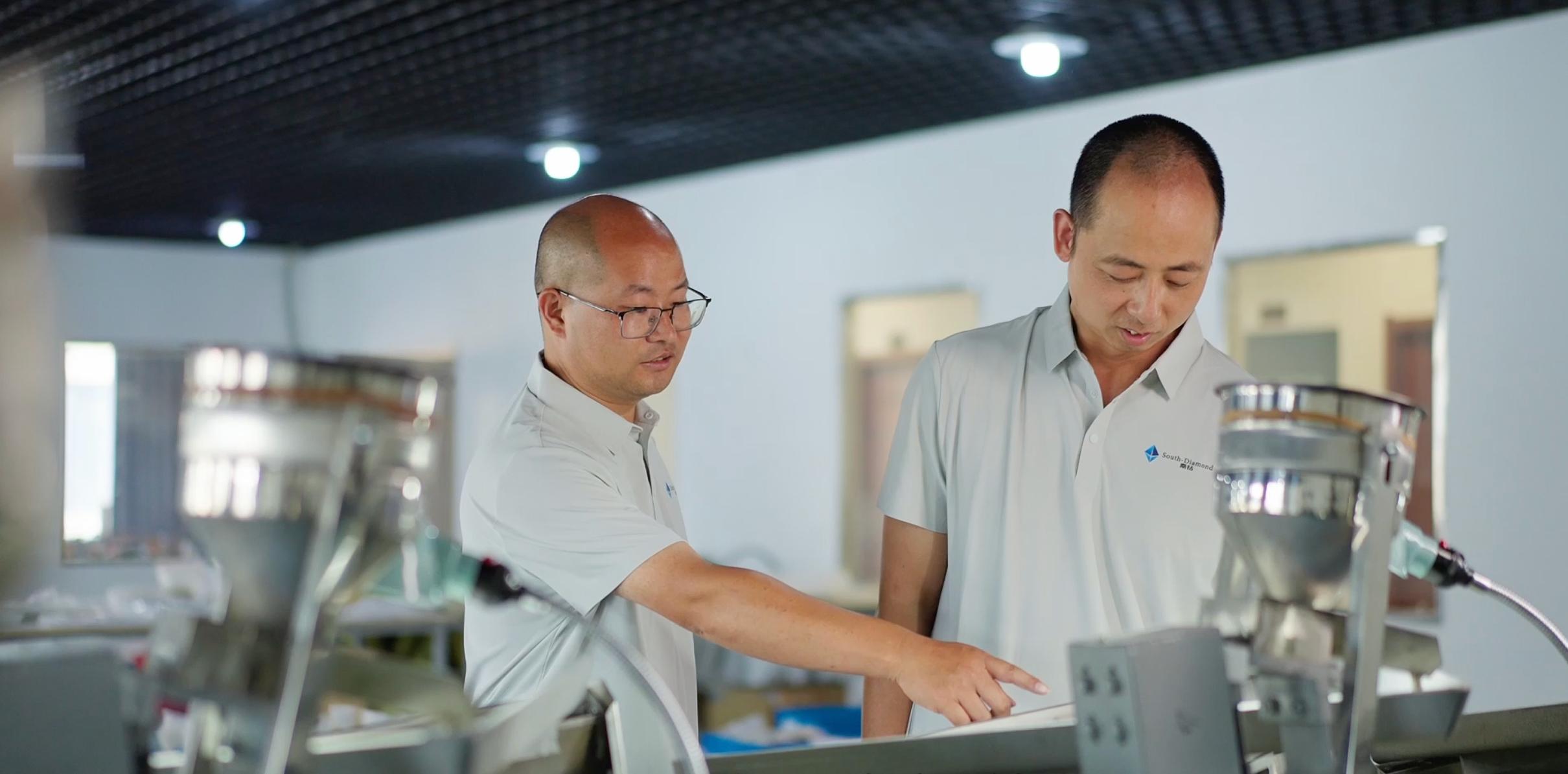 冯意在研究金刚石生产工艺。