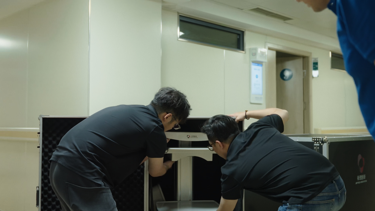 術理創新工程師對運抵醫院的設備進行拆箱驗收。
