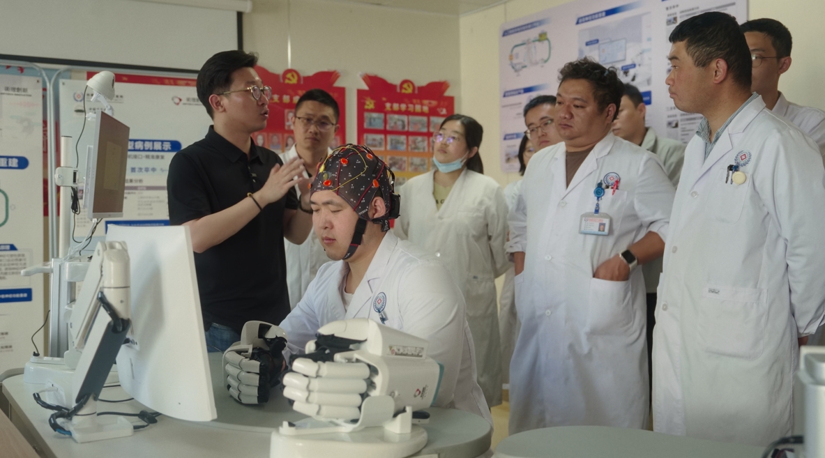 術理創新工程師為當地醫生做設備操作培訓。