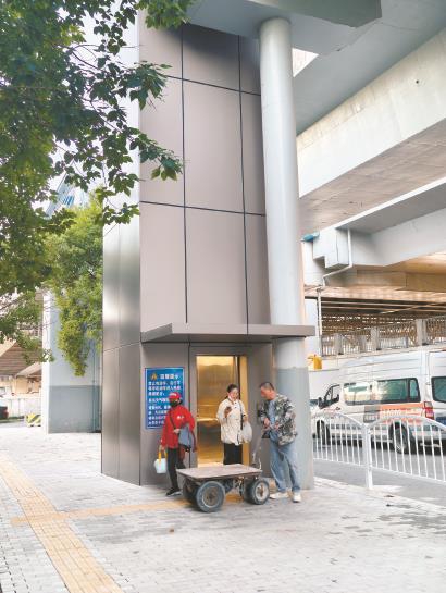前天，市民使用康寧路大橋垂直電梯。