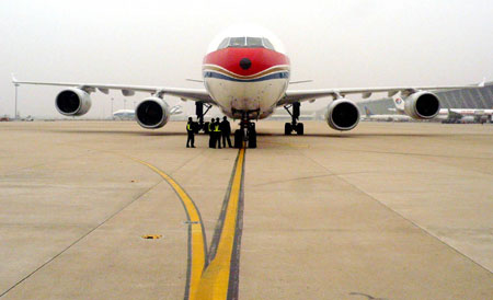 赴美旅游团车祸伤亡游客第二批家属启程