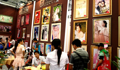 义乌婚纱摄影器材展_义乌举办首届婚纱摄影器材展览会(3)