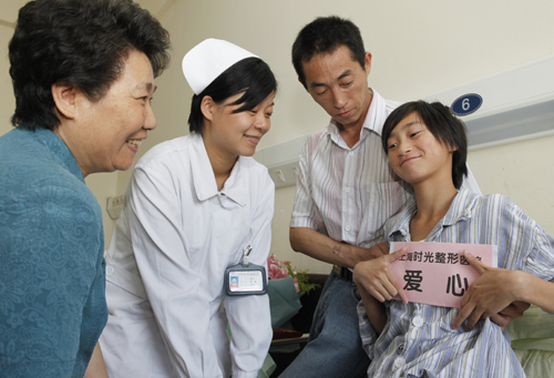 上海时光整形外科医院全体员工自发组织为小