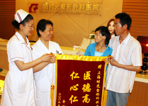 手臂刺青渐淡去 爱心接力显忠孝 (追踪报道三