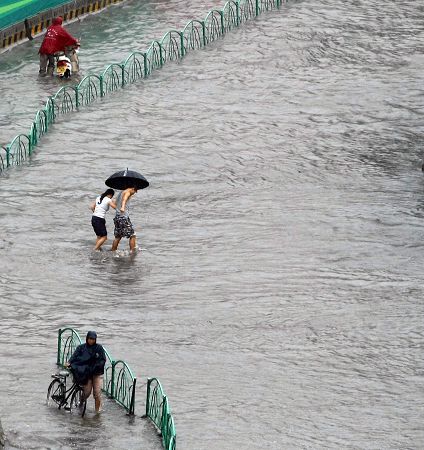 上海遭遇70年一遇暴雨 3000民居进水(图)