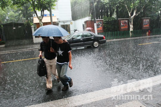 上海昨首发暴雨红色预警信号