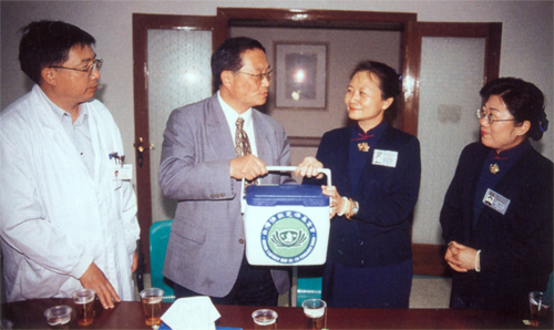 上海瑞金医院副院长俞卓伟(左二)代表医患双方