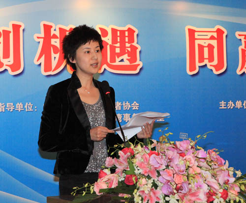 上海电视台节目主持人王津元宣读倡议书