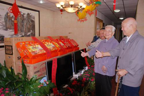 浦东新区领导走访慰问浦兴街道敬老院老人