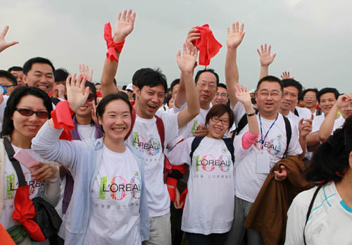 世博赞助商欧莱雅参加万名志愿者长江大桥健身