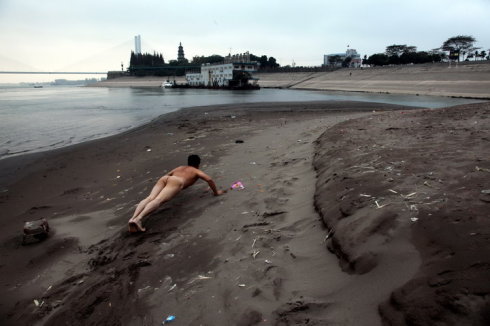 裸体俯卧撑选在闵行楼脆脆 用疯狂行为记录