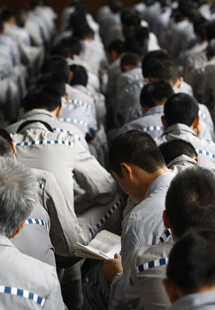 青浦监狱的服刑人员正在阅读从网上打印的《三字经》.