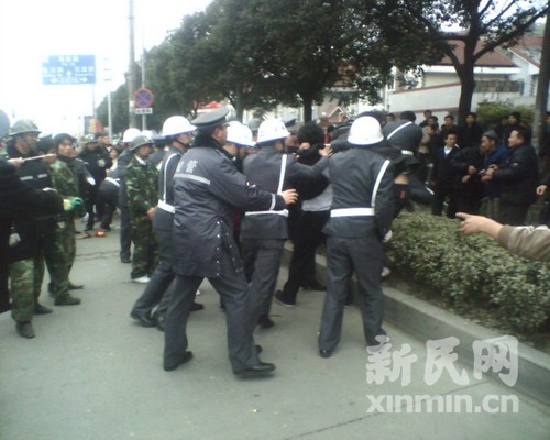 上海连续三天发生城管暴力执法事件 宝山城管