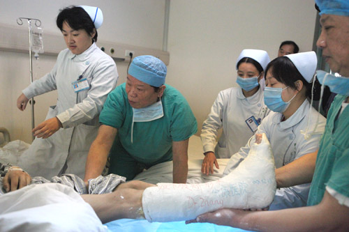 在宏康医院骨科专家和特邀的上海名家通力合作