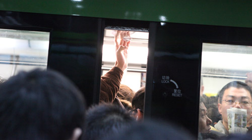 上海地铁二号线早高峰出故障