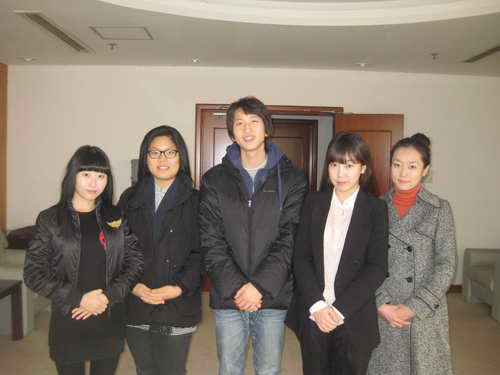 韩国光州湖南大学学生参观人民日报社