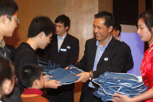 上海英孚教育副总裁庄楠向受助学生赠送学习用
