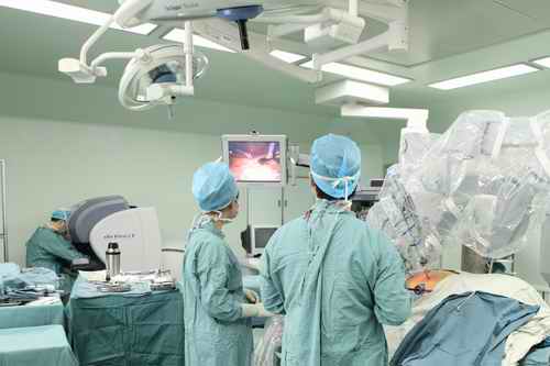 中山医院巧用机器人 内脏手术不开胸不开腹