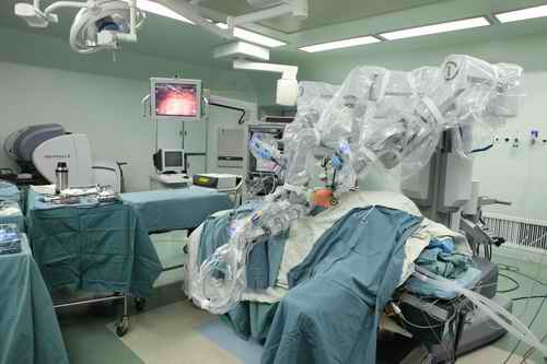 中山医院巧用机器人 内脏手术不开胸不开腹