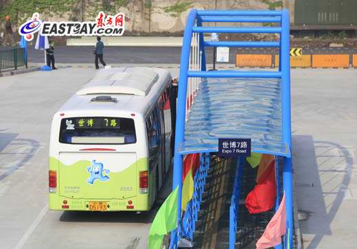 人民网上海频道4月24日消息 和很多世博游客一样,为了寻找一条世博园区最佳游园线路,记者在第三次试运行开始之际,就赶了个大早来到世博园。怀着既兴奋又不安的复杂心情,揣着来之不易的预展门票,经过千辛万苦的行走,终于修成正果,探索出一条从浦东入园的最佳游园线路。 记者乘坐世博7号专线,从后滩进入世博园区,杀入世博C片区。可还是以一步之差,和中国馆手工发放的预约券擦肩而过。为了避免中午无饭果腹的尴尬,记者抄起一本导览图就直奔肯德基。直到看见套餐入袋,才安心的大摇大摆离开。随后立即不顾一切奔向美国馆