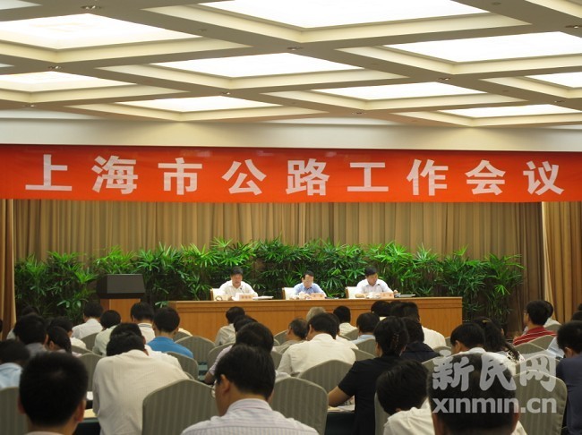 
上海市城乡建设和交通委员会秘书长徐建群、上海市副市长沈骏、上海市城乡建设和交通委员会主任黄融出席（从左至右）。 胡彦珣摄