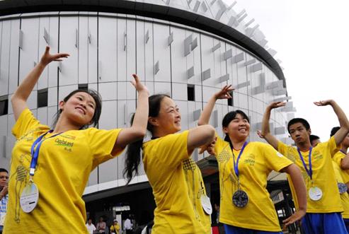 北京智光特殊教育培训学校的学生用手语和场馆