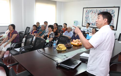 长航医院骨科康复俱乐部组织病人游世博