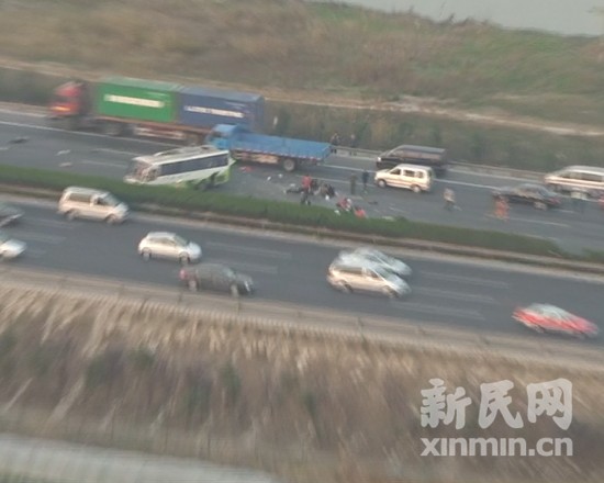 沪宁高速公路发生一起交通事故