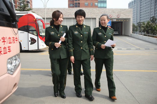 上海边防女警官三八节承诺捐造血干细胞献爱心