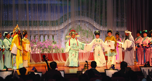 浦兴越剧团自演《真假驸马》受欢迎