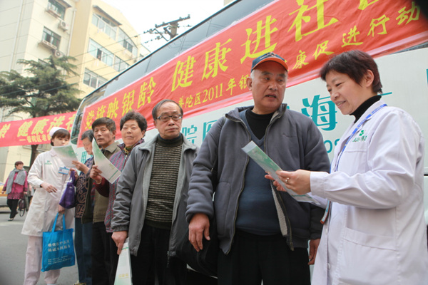 上海宏康醫(yī)院派遣體檢專家團(tuán)隊(duì)，將體檢專用車開進(jìn)社區(qū)，現(xiàn)場完成全面健康檢查