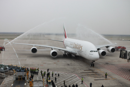 上海机场迎来首个A380定期航班