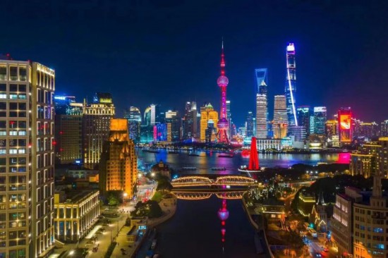 上海夜景吸引众多游客都市漫步。资料图片