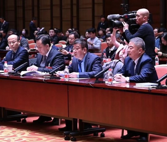 上海市人大代表趙東元院士（前排左三）在專題審議時發言。馬作鵬攝