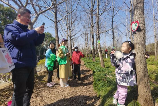 上海公园绿地近期“一树难求”，孩子为此练摊，说亏本也值得