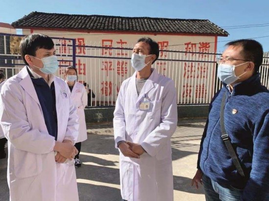 2020年12月2日，张文宏走访保山市基层卫生室，与村医交流.jpg?x-oss-process=style/w10