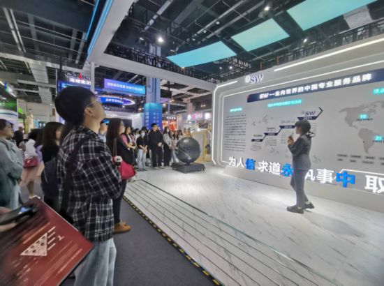 社会各界到信永中和展区参观