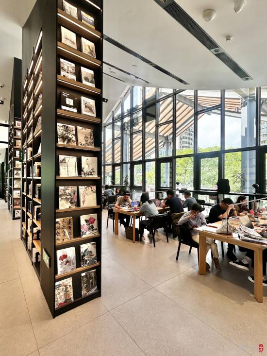 16.5万余人次打卡！上海首个24小时公园图书馆满月，透出什么样的信号