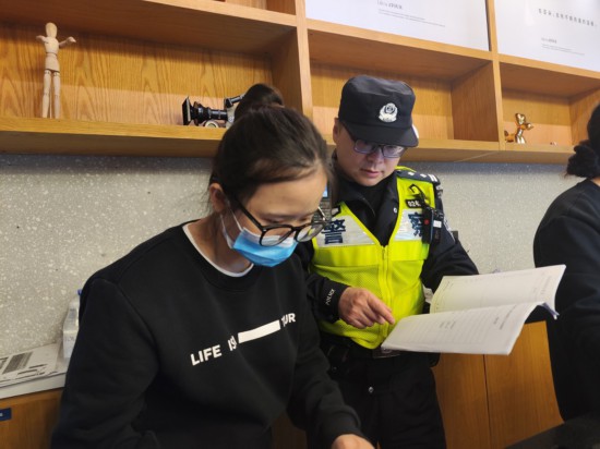长宁警方在辖区商户开展安全检查