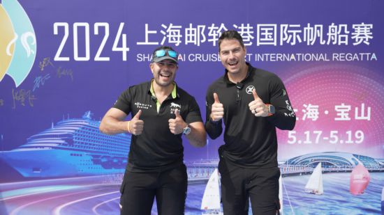 图2-2个老外.png