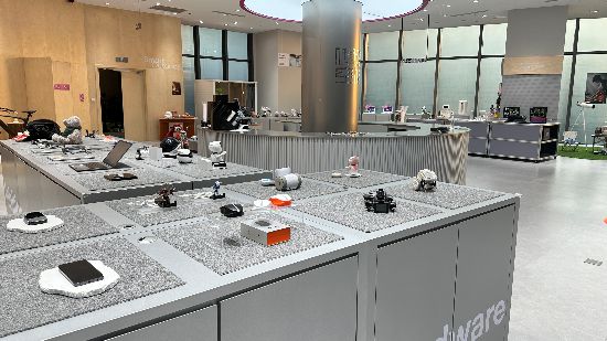 上海模速空間內的人工智能產品。王崟欣攝