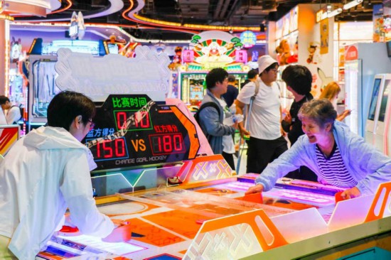 上海“老年友好”商场：老人赛电竞、学AI、玩滑梯…老年生活也可以很辽阔