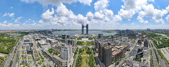 位于上海浦东新区的自贸区临港新片区滴水湖畔的西岛中银金融中心项目(无人机照片,方喆 摄)