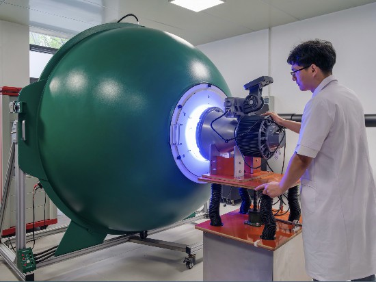 工程师在上海赛倍明照明科技有限公司的研发中心对研制的体育照明灯具进行光学色品检查。鲁鹏 摄